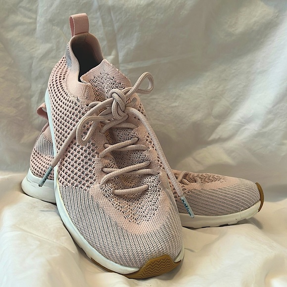 *Excellent Used Condition* Women’s Size 8 Soft Pink Sneakers by Native - Picture 1 of 5